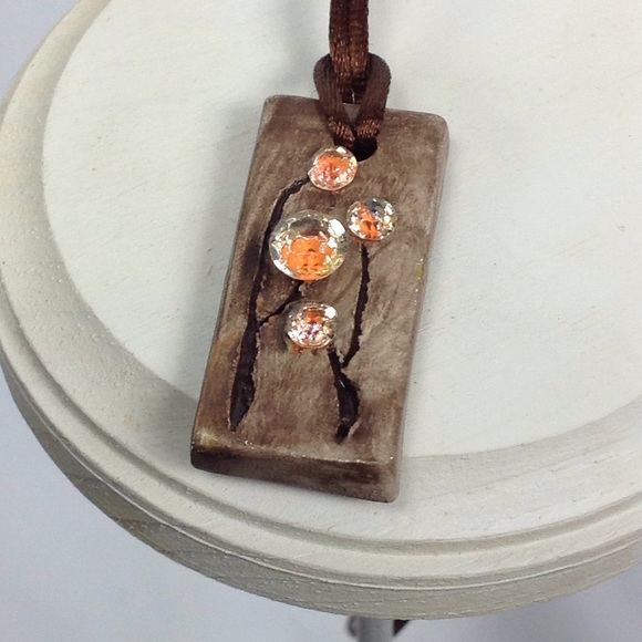 Wood necklace - Picture 3 of 5